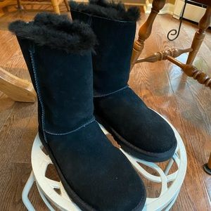 UGG Women’s Classic Short Zip size 5 in Black.